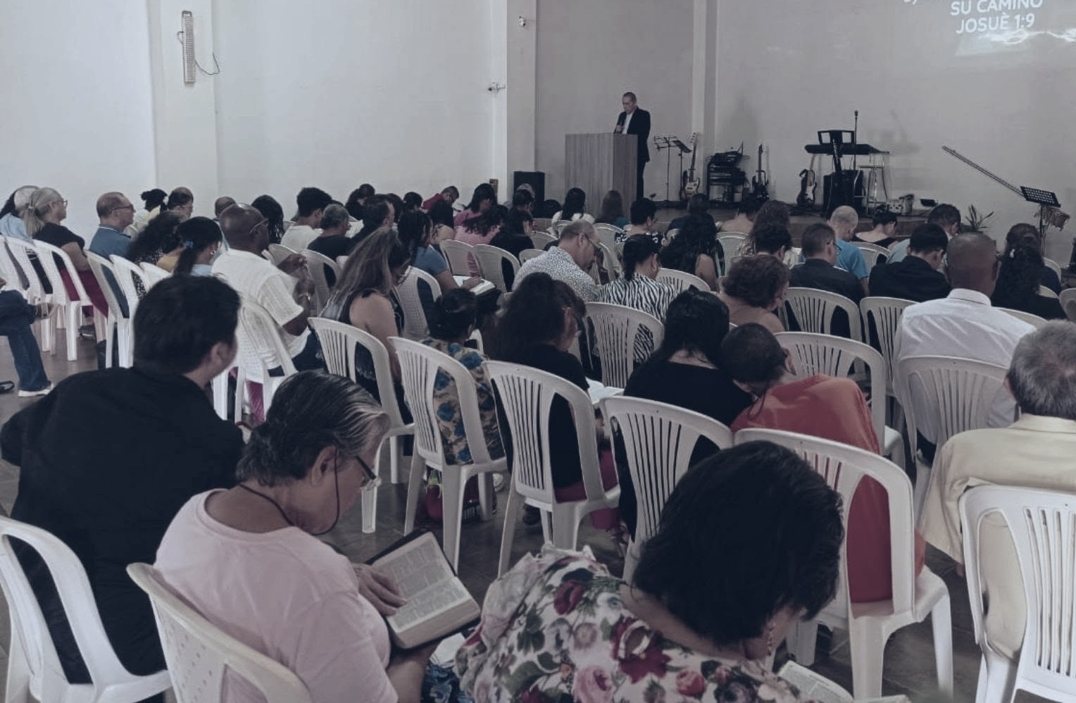 La congregación de Calvary Chapel Hoy es Tiempo reunida escuchando la Palabra