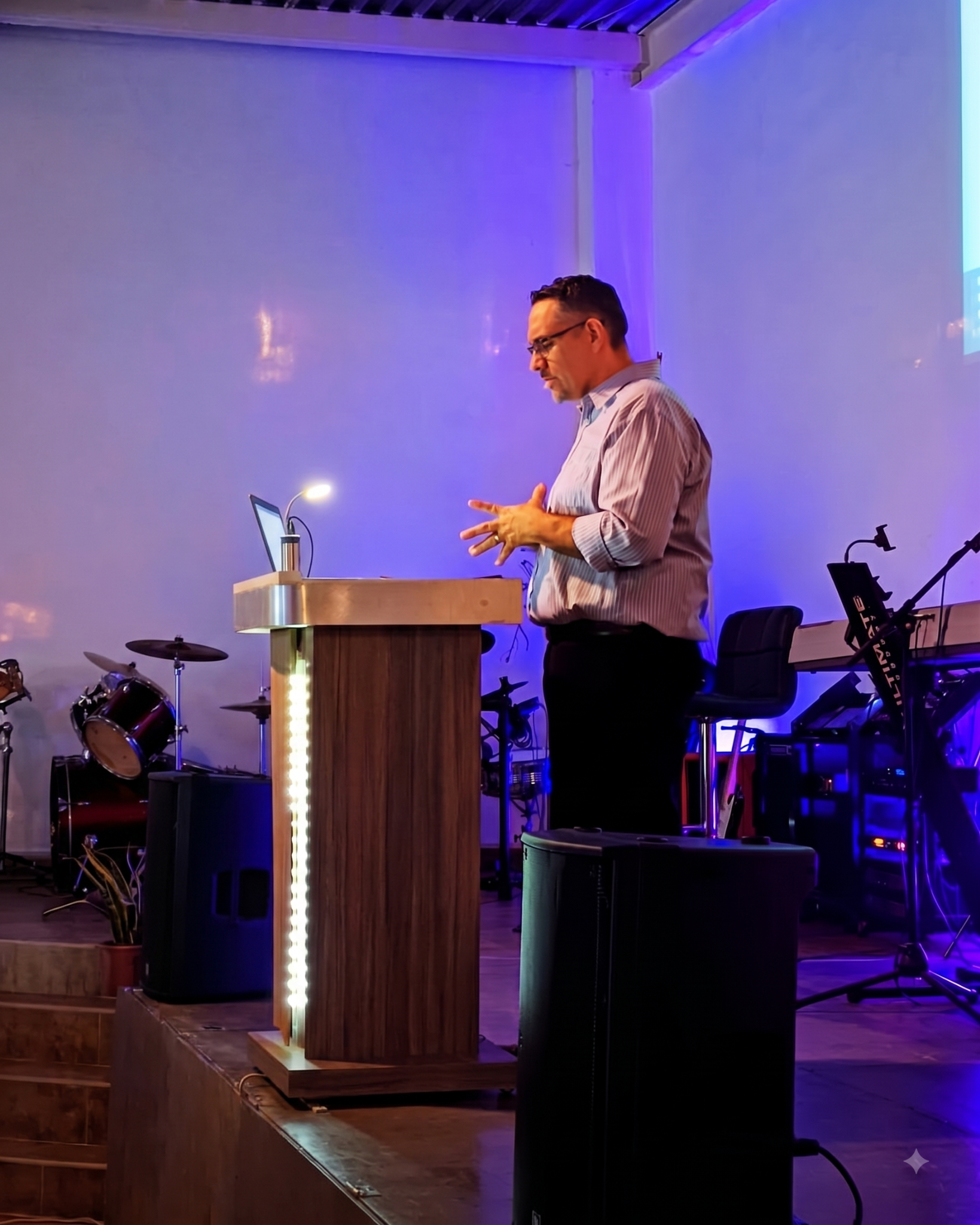 Pastor Carlos Alberto Vargas Manrique predicando